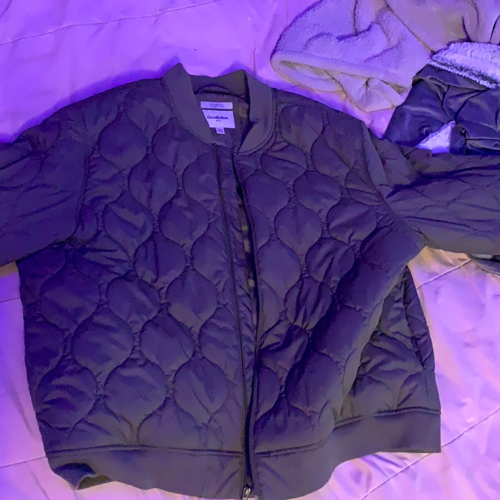 Winter jacket water resistant size: XXL Good shape, worn once- Color Olive Green